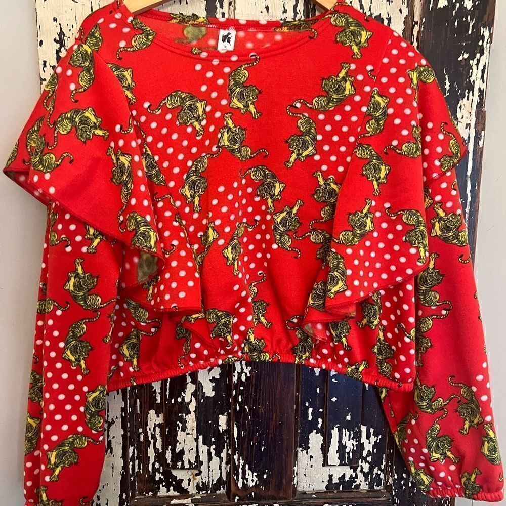 Women’s It’s Red Ruffle crop Tiger atop. Size 1X.